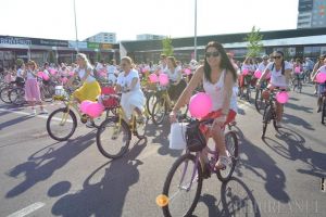 Bicicliste cochete au pedalat prin oraş, la SkirtBike Oradea. Incident la debutul marşului: un şofer a acroşat maşina Poliţiei Locale (FOTO / VIDEO)