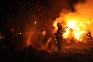 Depozit de furaje în flăcări, sâmbătă seară. Au intervenit 23 de pompieri militari şi voluntari