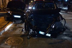 Proiectat în glisieră după ce a trecut pe roşu!