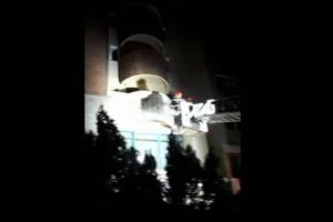 VIDEO: Intervenţie a pompierilor pentru îndepărtarea unor elemente de construcţie de pe faţada unui bloc din municipiul Alba Iulia