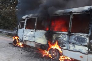 Un microbuz plin cu oameni a luat foc in judetul Tulcea