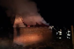 FOTO Incendiu la Alţâna la acoperişul unei case