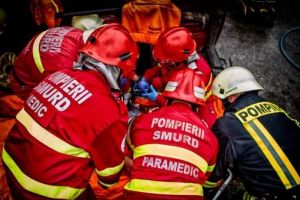 ACCIDENT pe DN74, între Zlatna şi Galaţi. O victimă, după ce un autocamion s-a răsturnat pe partea carosabilă