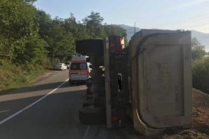 FOTO| ACCIDENT pe DN74, între Zlatna şi Galaţi. O victimă, după ce un autocamion s-a răsturnat pe partea carosabilă