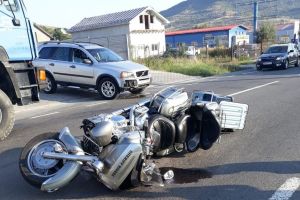 Accident la Viişoara: Motocicletă lovită de de maşină, două persoane au ajuns la spital