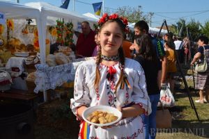 Sarmale pentru toată lumea! Aproape 20.000 de sarmale, împărţite la festivalul românesc din Salonta (FOTO)