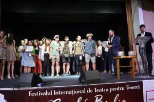 Cu spectacolul „Făt-Frumos, dar nu prea”, Trupa Gong din Roman a câştigat trofeul ...