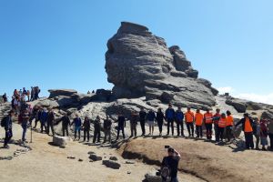 Societatea civilă luptă pentru Sfinx! Turiştii nu înţeleg că este un monument, ci îl folosesc pentru escaladă