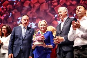 Viorica Dăncilă, întâmpinată de mai mulţi protestatari care au strigat „Analfabeta!”. Replica premierului: „Parlamentul să adopte o lege prin care să oprească calomnia”