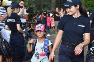Jandarmii argeşeni au oferit ghiozdane copiilor săraci