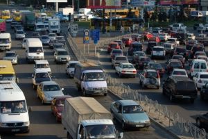 Prahovenii cu masini Euro 1, Euro 2 si non-Euro nu mai pot intra in centrul Bucurestiului. In celelalte zone vor plati vinieta