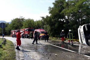 TIR încărcat cu bere răsturnat pe o ţeavă de gaz. Centura Călimăneştiului blocată pe un sens