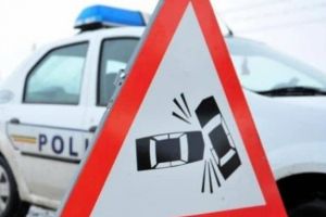 ACCIDENT între două autoturisme în Stana de Mureş. Tânărul din Neamt, responsabil de coliziune, băut la volan