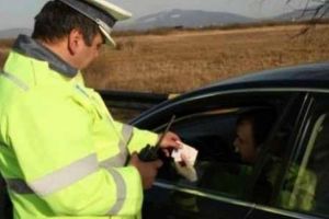 Doi tineri din judeţ, traşi pe dreapta de poliţişti. Aceştia au fost surprinşi circulând fără a avea permis, ori cu actul suspendat