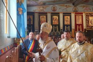 FOTO: Biserica din Isticeu, resfinţită de ÎPS Irineu