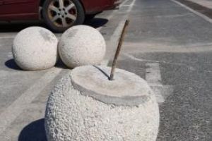  Bile din beton care delimiteaza pista de biciclete, scoase de necunoscuti