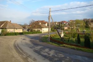 Adolescentă din Miercurea Cuc, a fugit de acasă pentru a se mărita la Cluj. Poliţiştii au încredinţat-o familiei
