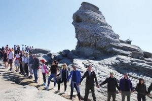 Lanţ uman, pe Platoul Bucegi, pentru a cere protejarea Sfinxului