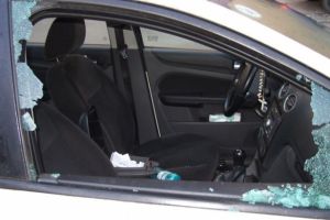 O sătmăreancă şi-a găsit maşina vandalizată în parcare. Poliţiştii l-au găsit pe teribilist