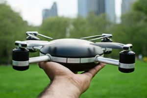 O femeie a fost lovită în cap de o dronă la o nuntă în Arad