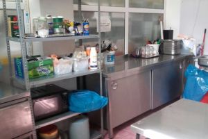 Firma de catering controlata de comisarii CJPC Constanta a remediat problemele constatate. Cum arata acum spatiul in care se pregatesc alimentele