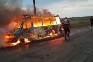 FOTO Microbuz cuprins de flăcări pe un drum naţional din Botoşani. Maşina a ars în totalitate
