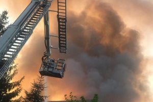 Incendiu în cartierul Ștefan cel Mare. O casă a luat foc (FOTO-VIDEO)