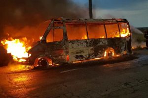 Vezi cărei firme aparţine microbuzul care a luat foc la Silişcani! Pasagerii şi şoferul s-au autoevacuat