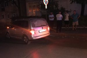 FOTO Adolescentă lovită de maşină într-o intersecţie din Botoşani. Fata se afla pe trecere de pietoni