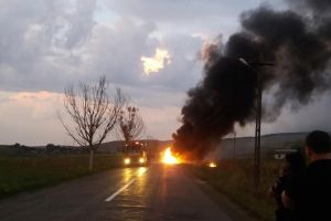 FOTO Situaţie de pericol pentru mai mulţi poliţişti de frontieră din Botoşani. Maşina care îi ducea spre casă a luat foc