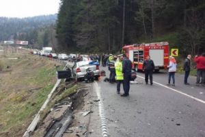 Accident pe DN1, la Azuga. Doua masini s-au lovit frontal, trei victime