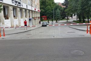 Primăria Suceava, acuzată că a montat ilegal barierele din preajma Palatului Administrativ