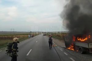 Autoutilitară distrusă duminică seara în incendiu, în zona satului Cumpărătura