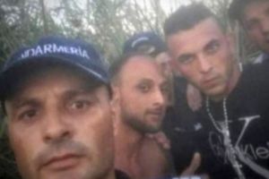 Un nou caz halucinant la Caracal: Jandarmi anchetaţi după ce şi-au făcut 'selfie' cu un grup de evadaţi