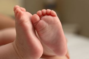 TRAGEDIE în vestul ţării! Bebeluş MORT, poliţia face cercetări pentru OMOR