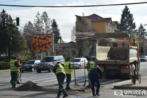 Șantiere în mai multe zone din Alba Iulia. Se execută lucrări de înlocuire a plăcilor de la cămine, concomitent cu refacerea părţii carosabile