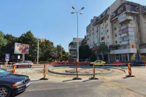 FOTO – Giratoriul de la primul mall construit în Sibiu, aproape finalizat pe strada Hermann Oberth