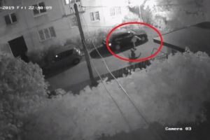 Huliganii din Ploiesti sperie cartierele: Momentul în care un individ beat loveşte cu piciorul o maşină - VIDEO