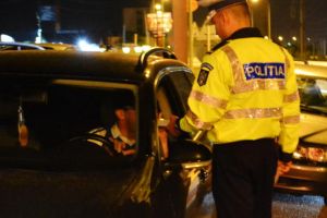 Urcat băut la volan, şoferul Primăriei din Aleşd a intrat „cu fundul” în altă maşină