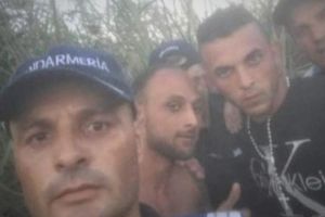 Jandarmi anchetaţi după ce şi-au făcut selfie cu tinerii evadaţi de la Centrul de Reeducare Buziaş