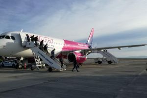 Zborul de marţi Suceava-Roma a fost anulat din cauza unui stol de păsări