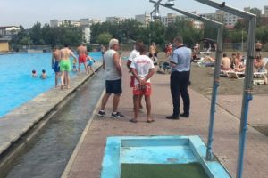 Cum se fură în ştrandurile din judeţul Satu Mare! O femeie a rămas fără bani şi telefon