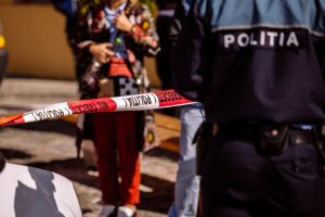 Pentru că avea ordin de restricţie, un bărbat băut a cerut ajutor la 112 ca să intre în propria casă!