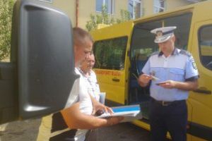 Maramures: Conducatorii de vehicule destinate transportului de elevi, instruiti de politistii rutieri
