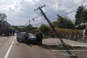 ACUM. CIRCULAȚIE BLOCATĂ. 3 victime rezultate în urma „coliziunii” între un autoturism şi un stâlp!