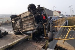 O maşină s-a răsturnat pe drumul care leagă Suceava de Fălticeni