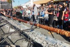 Kürtőskalács de 14 metri, la Festivalul deliciilor dulci de la Sfântu Gheorghe