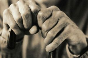 Un bunic de 83 de ani a agăţat o adolescentă de 17 ani şi a dus-o acasă. După câteva ore, bătrânul a sunat, disperat, la poliţie