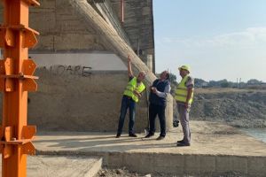 FOTO Podul de la Vereşti, aproape de finalizare. Botoşănenii vor putea merge pe scurtătură spre Fălticeni sau Piatra Neamţ