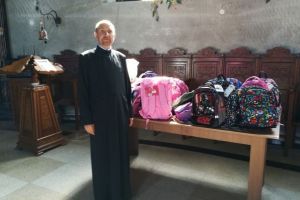 Preotul din Botoşani care „dotează“ cu ghiozdane încărcate la maximum peste 120 de copii nevoiaşi. „Cum putem cere rezultate de la un copil care începe şcoala nepregătit?“